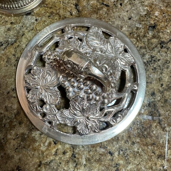 VTG Hollywood Regency Pedestal Lidded Bowl 7" Yellow Brass Grapes Leaves EUC MCM - Picture 8 of 13